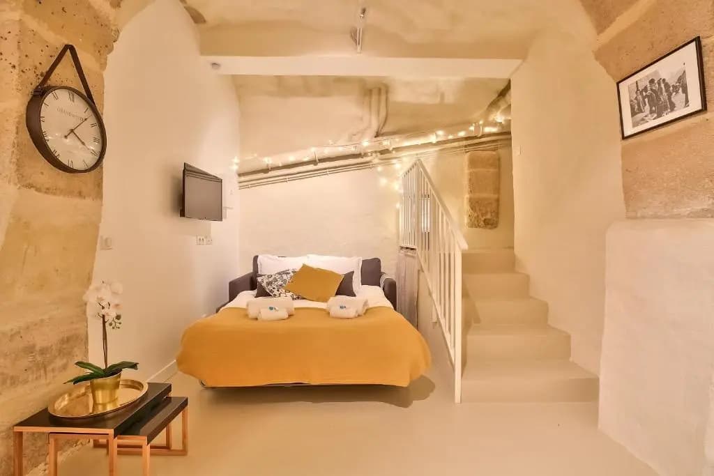 New Stunning 4 Bdrs Apt, With AC – Le Marais - photo 12