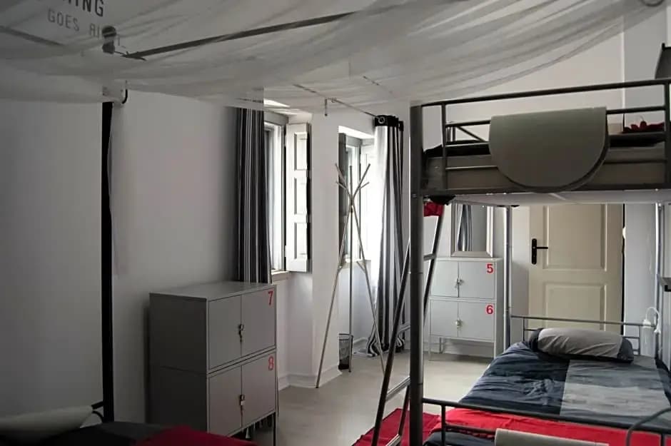Lisbon Hostel Terminal 3 - photo 4