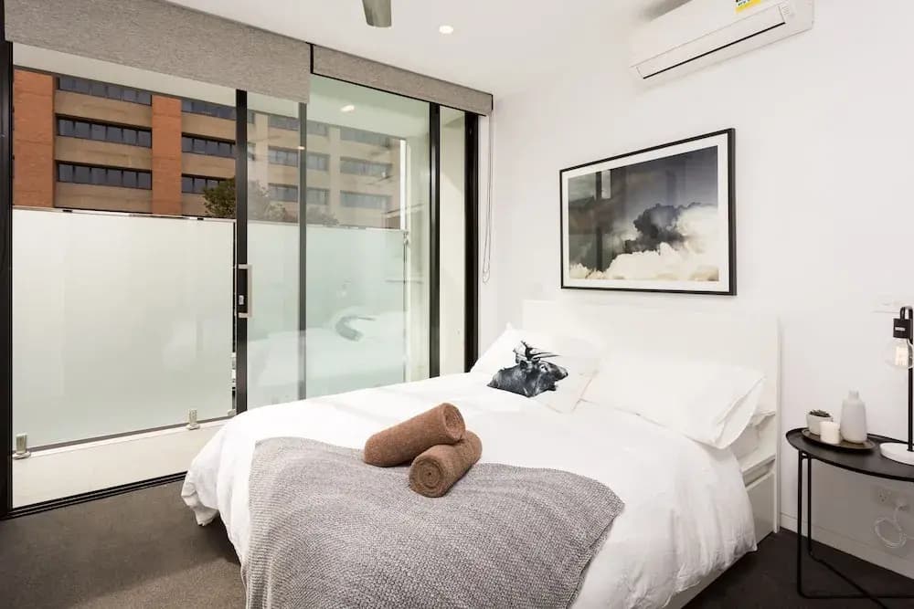 LOLA Sophisticated 3 Level Stunner with Private Rooftop - photo 2
