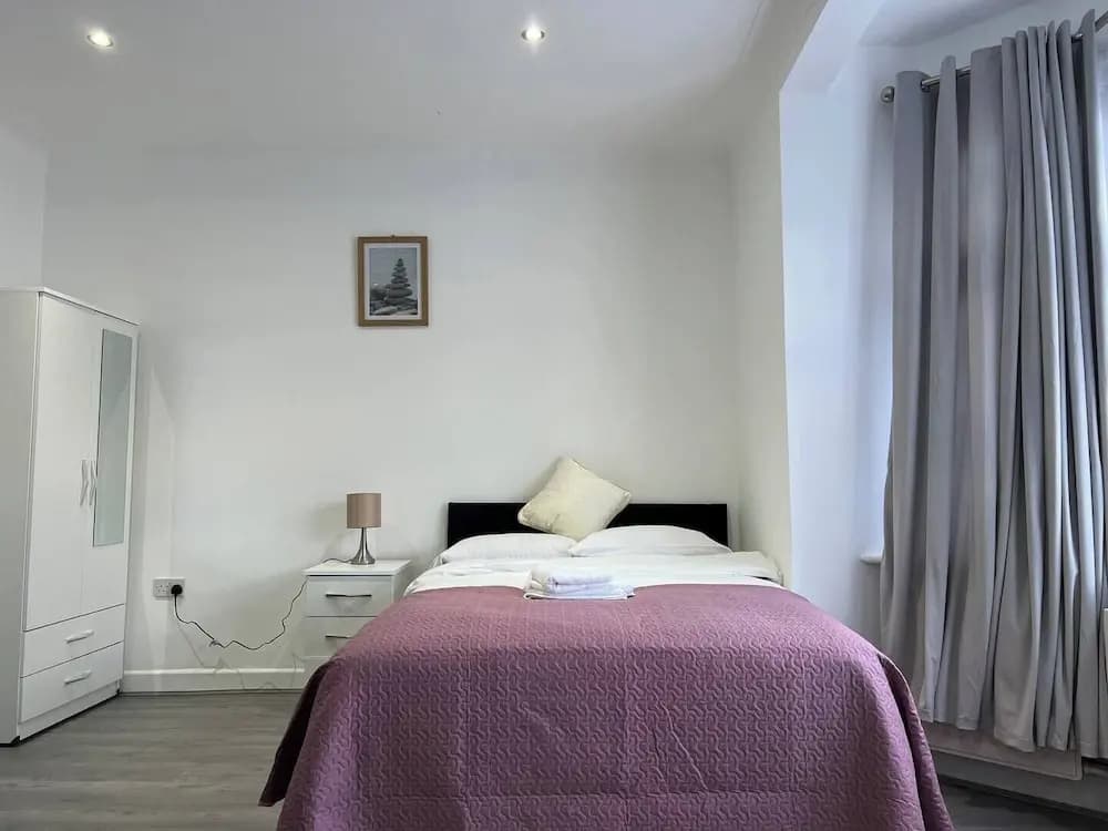 Remarkable 2-bed Apartment in Ilford, London - photo 1