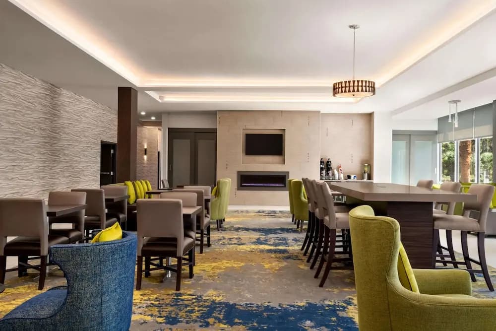 La Quinta Inn & Suites Orlando Idrive Theme Parks - photo 18