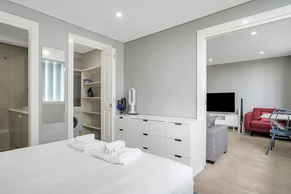 Bright 1 Bedroom Unit in the Heart of Manly - photo 1