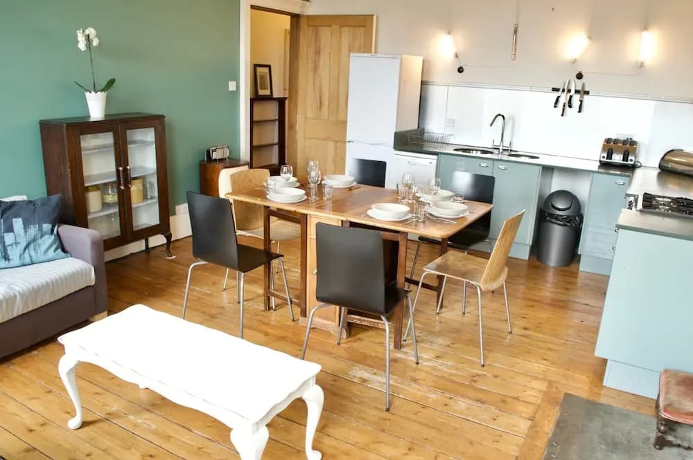 Central 3 Bedroom Flat - photo 11