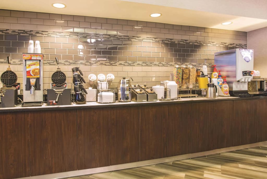 La Quinta Inn & Suites by Wyndham Las Vegas Summerlin Tech - photo 11