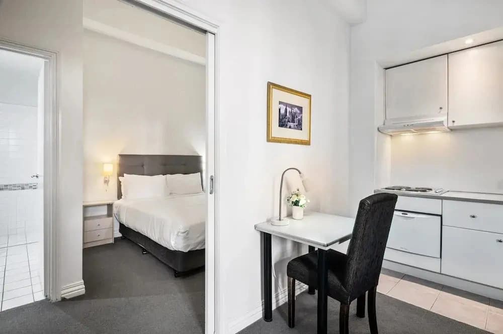 Bright 1-bed Apartment Steps From Collins Street - photo 4