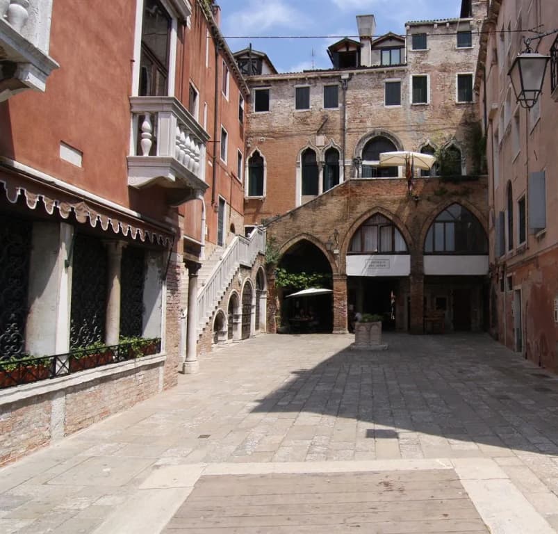 Al Palazzo Lion Morosini - photo 1
