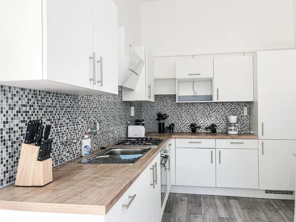 Fabulous 3BR Apt Near AKH For Groups - photo 17