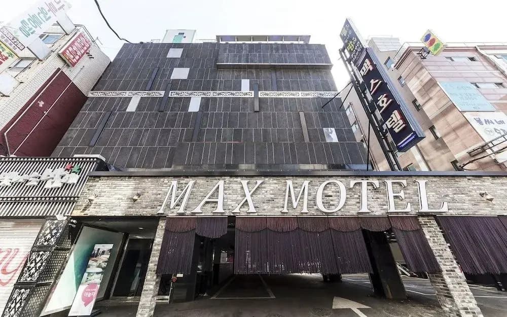 Max Hotel - main photo
