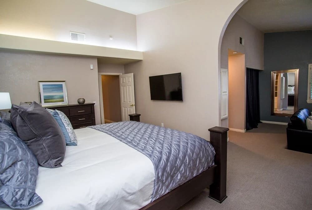 Luxury 6BR 10min to LV Strip Sleeps 20 - photo 6