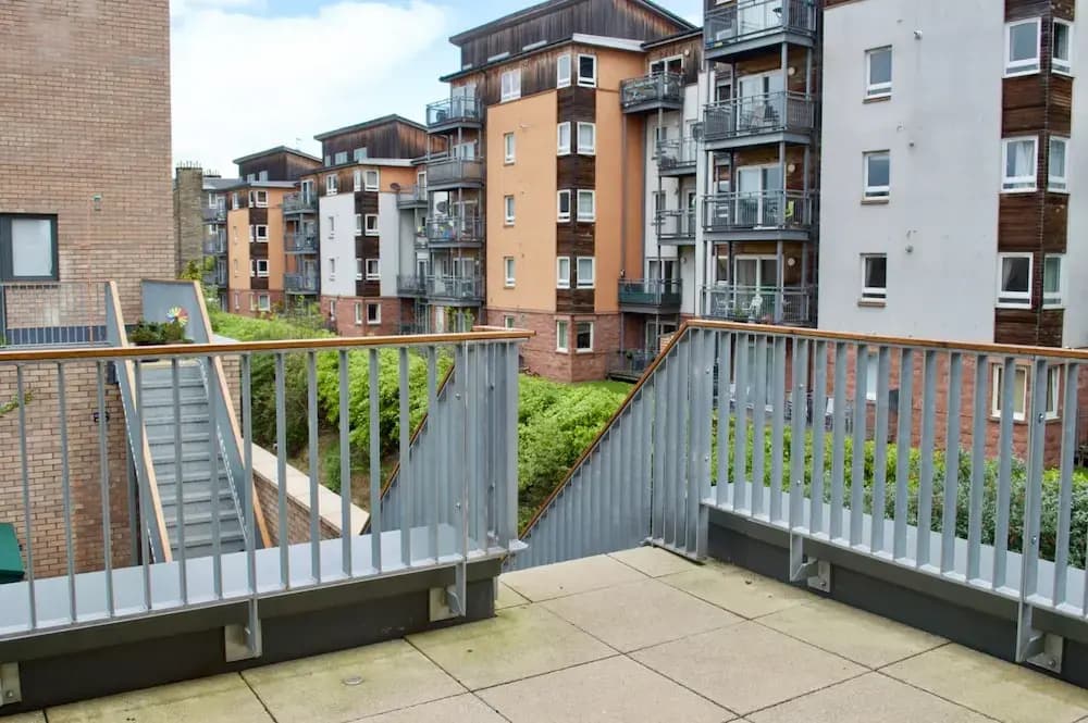 Modern 2 Bedroom Apartment With Parking - photo 12