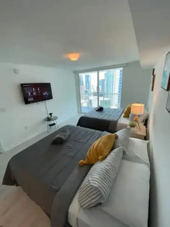 39th Floor Condo 1 1 W Pool Gym -free Parking - photo 2