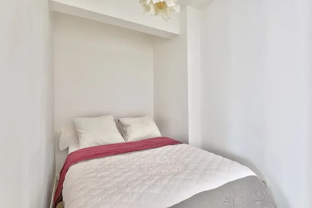 Charming 2 Room Apartment With Balcony - Paris 8ème - photo 6