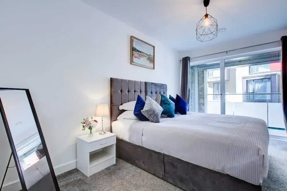 Modern Greenwich Flat With Parking - photo 4