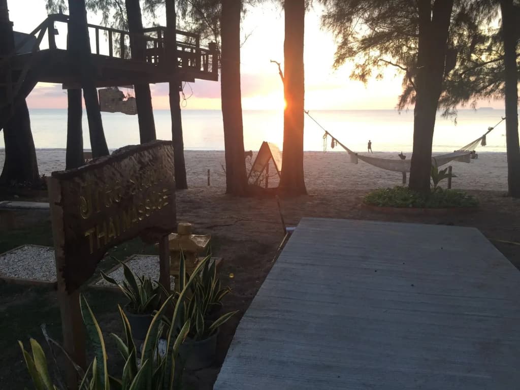 Long Beach Chalet Hotel - photo 17