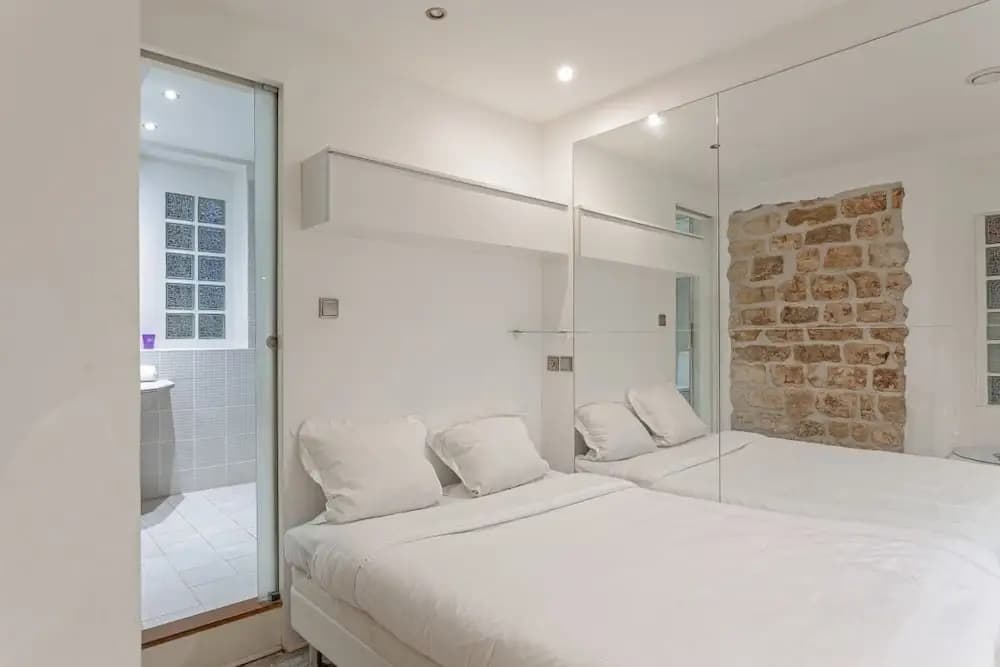 Bright Modern Two-Bed Apartment in Paris - photo 3