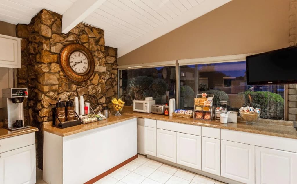 Super 8 by Wyndham Canoga Park - photo 10