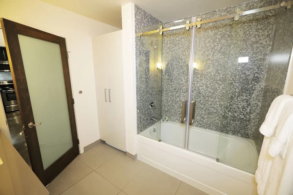 Downtown Lofty Suites - photo 8