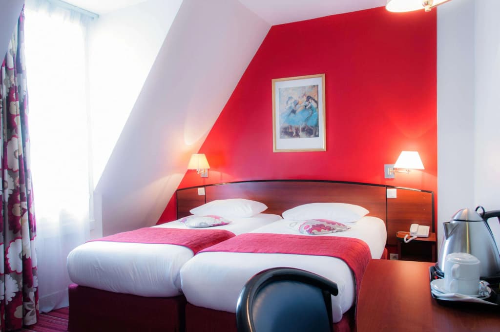 Hôtel Des Deux Avenues - photo 32