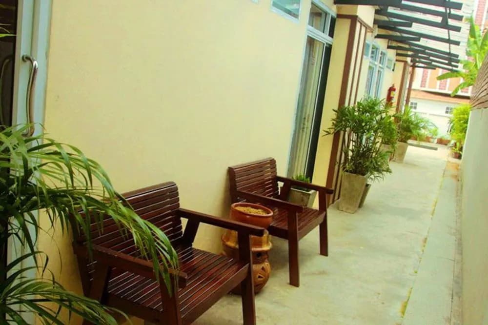 Charoenpong Apartment - photo 14