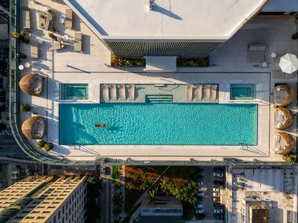 Sky Studio 34 Rooftop Pool Panoramic Views - photo 1