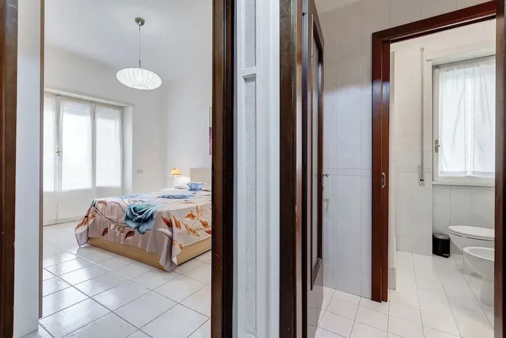 Cozy 2-Bedroom Flat with Balcony - photo 10