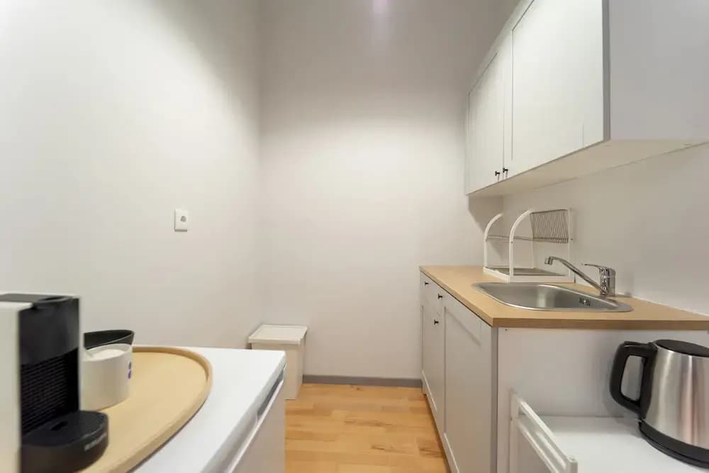 Modern Newly Refurbished Studio - Close TO Center - photo 11