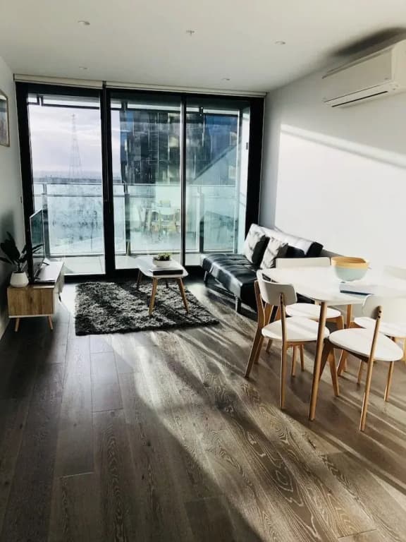 Explore Docklands Lovely Apartment LVL8 - photo 5