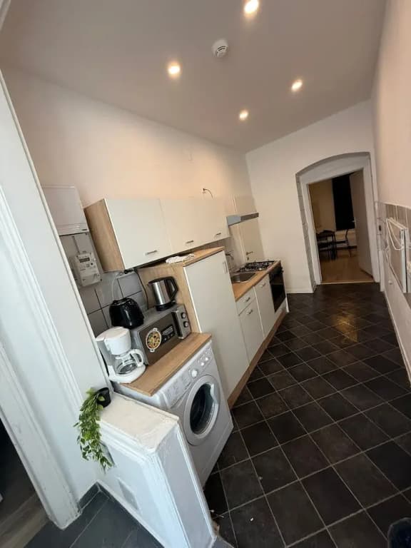 Simple 2BR Near Westbahnhof Station - photo 2