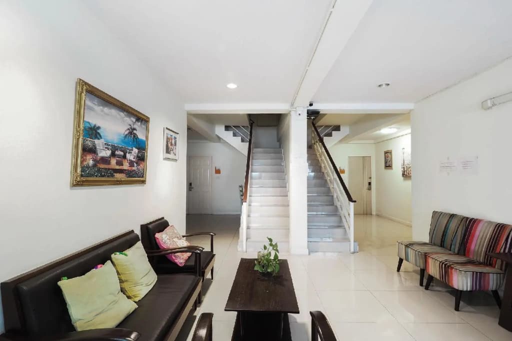 OYO 995 Blue Cafe Apartment - photo 7