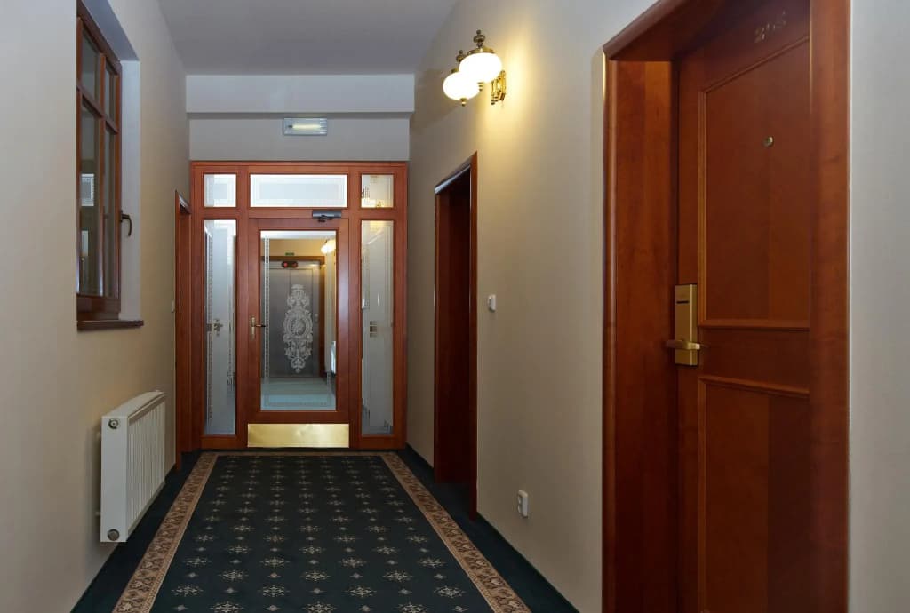 Amigo City Centre Hotel - photo 12