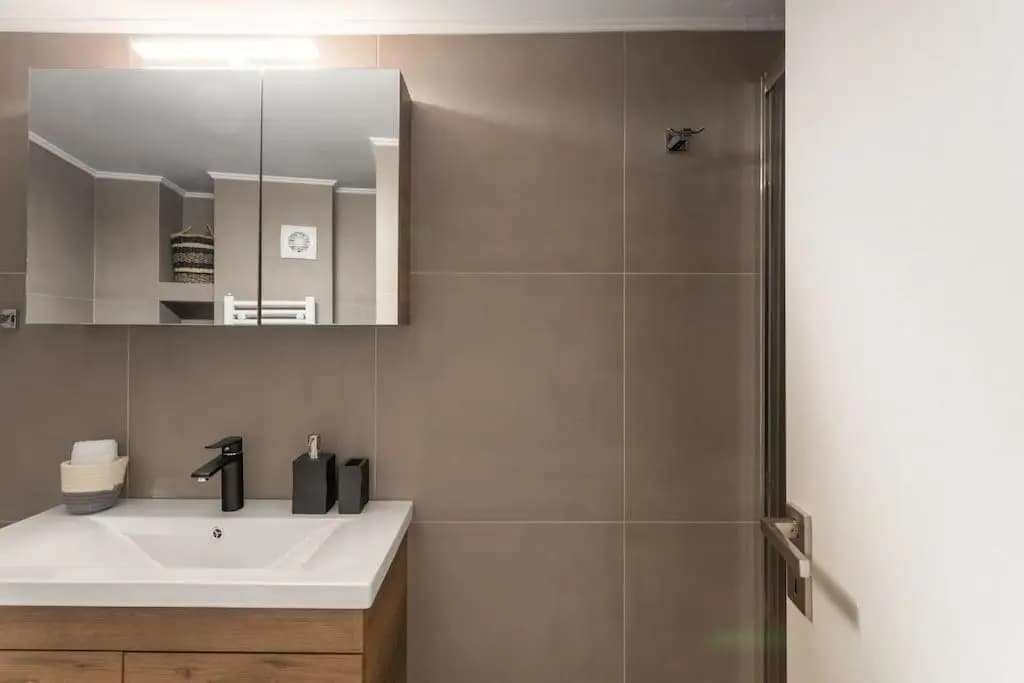 Deluxe 3-BDRM Urban-industrial Apt at Acropolis - photo 8