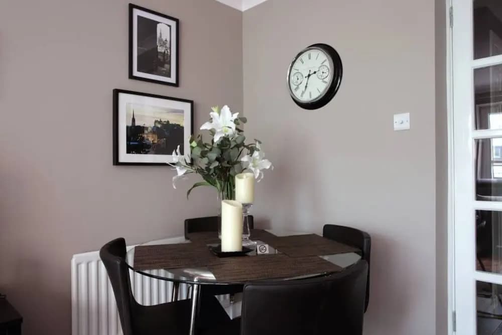 2 Bedroom Flat With Garage Parking - photo 2