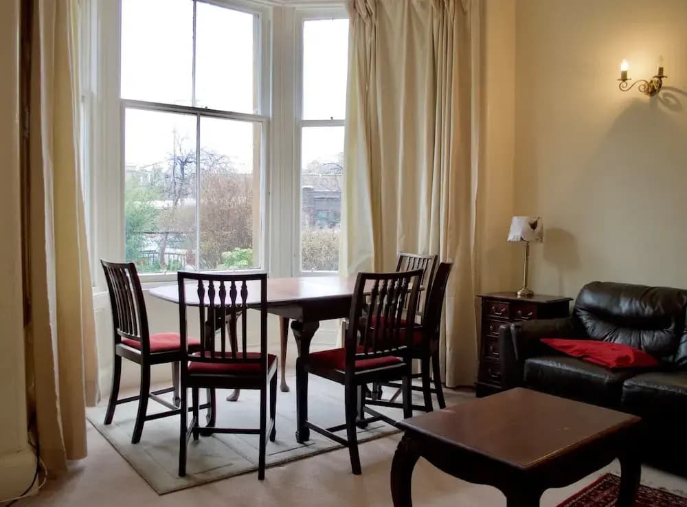3 Bedroom Flat In Morningside - main photo