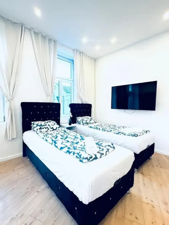 Spacious 3BR Near Kaufpark Alterlaa - photo 40