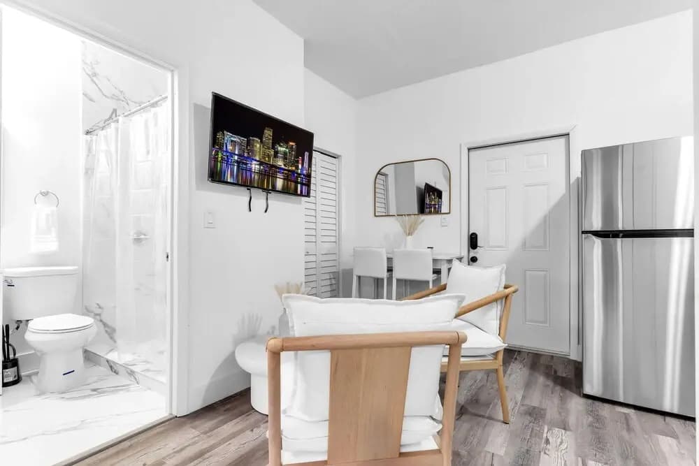 Stylish & Modern 4BD Home - photo 11