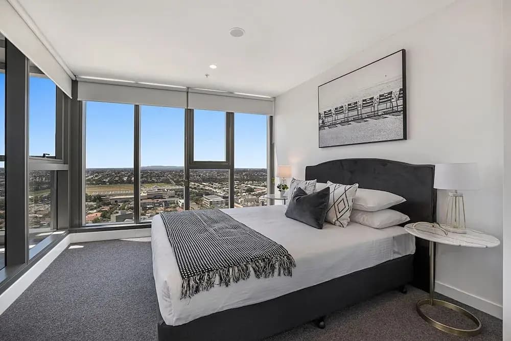 Chic 1-bed With Parking, Gym, Pool & City Views - photo 3