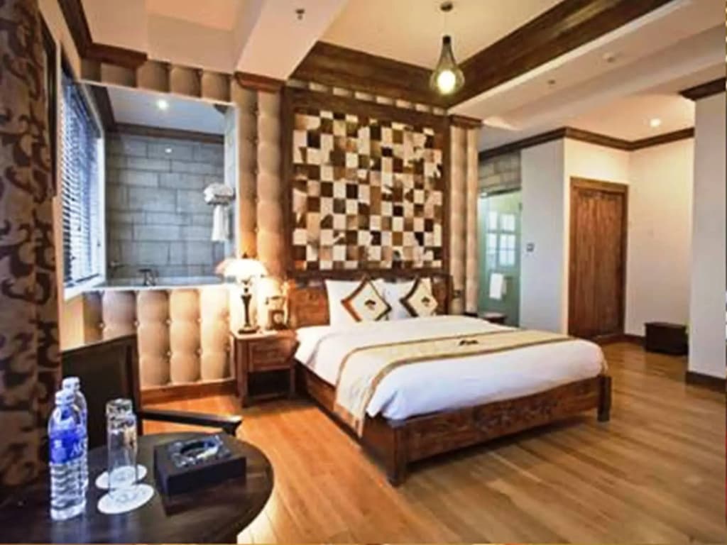 Seventeen Saloon Hotel - photo 6