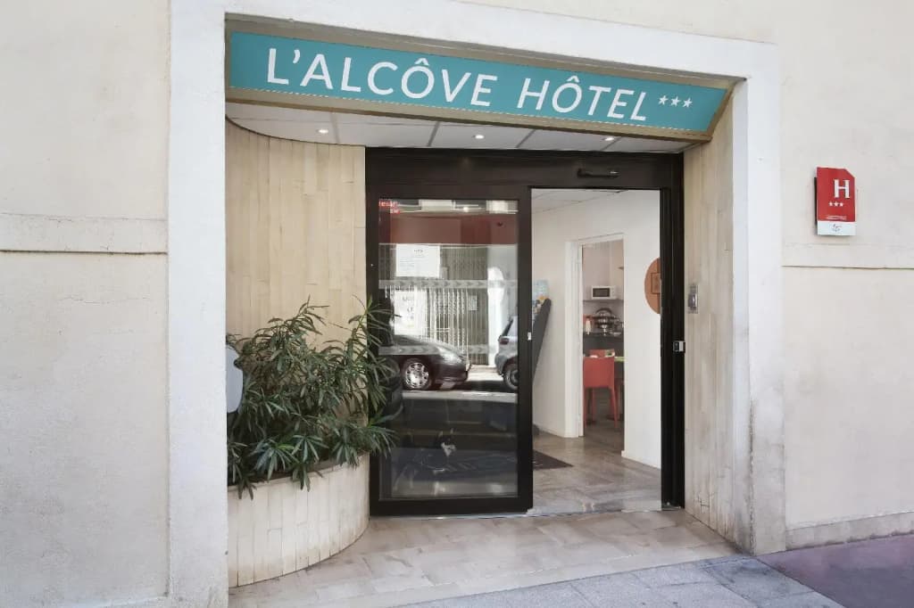 The Alcove Hotel - photo 26