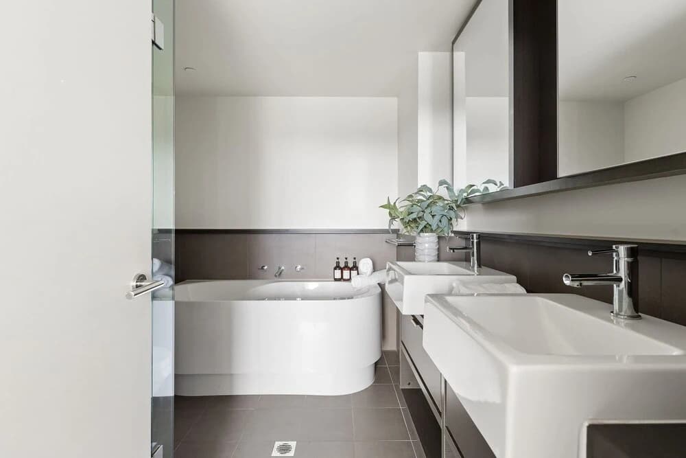 Harbour View 2BR Docklands Apt Near Marvel Stadium - photo 8