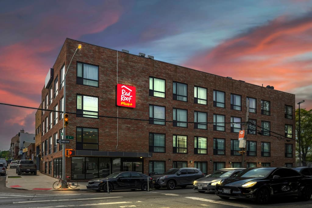 Red Roof Inn PLUS+ Brooklyn - 3rd Ave - photo 1