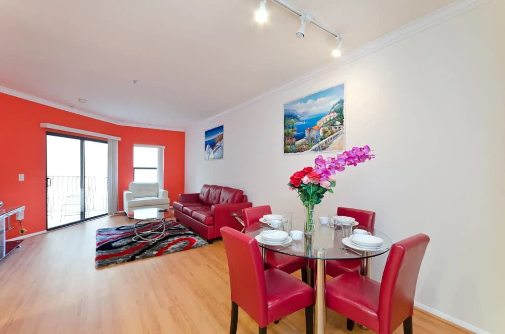 Deluxe Wilshire Apartments - photo 4