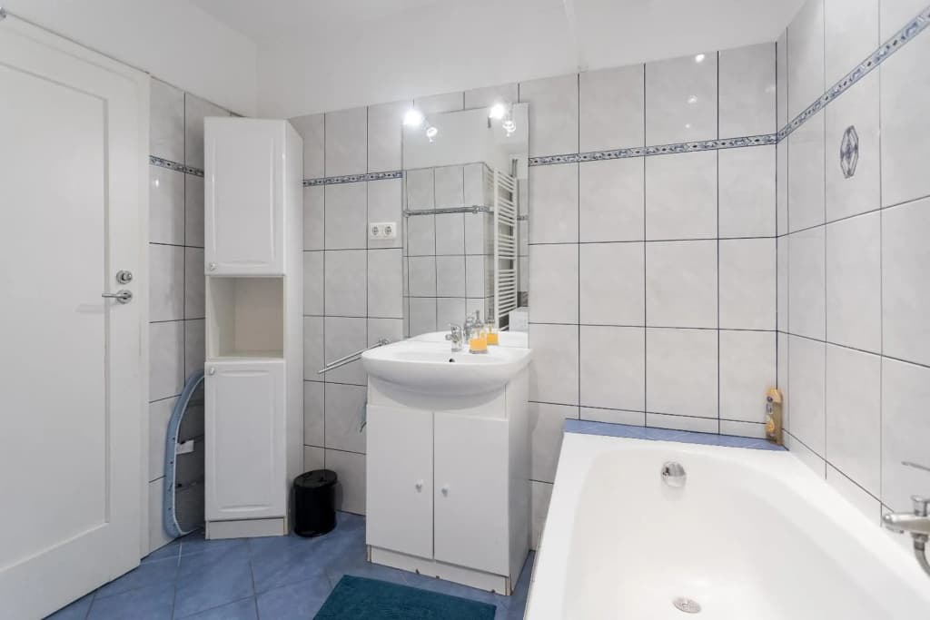 Gorgeous Hideout | City Center Apartment - photo 9