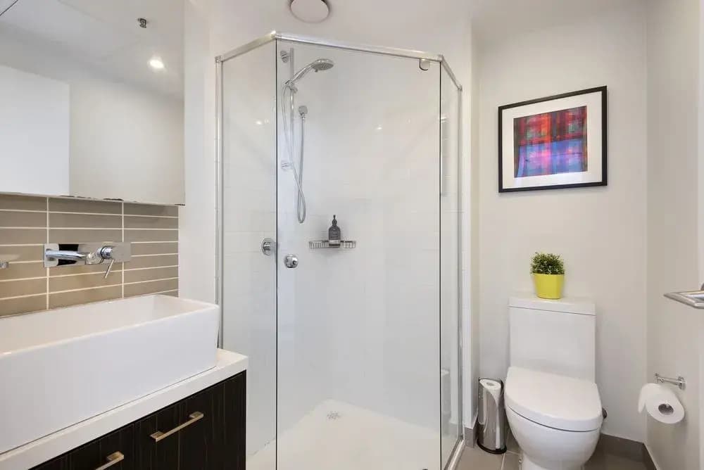 Modern 3 Bdr Apt Sutherland St - photo 6