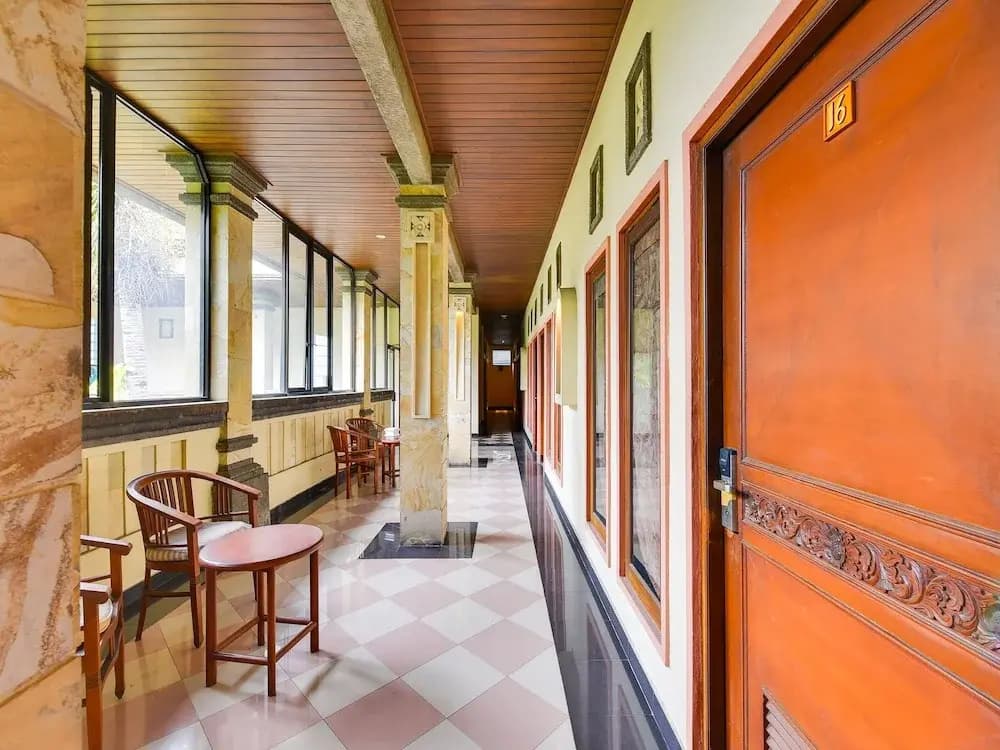 Super OYO Townhouse Oak Maxi Hotel Legian - photo 13
