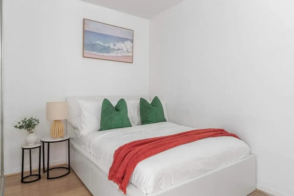 2BR Apt Next to Melbourne Central With City Views - photo 2
