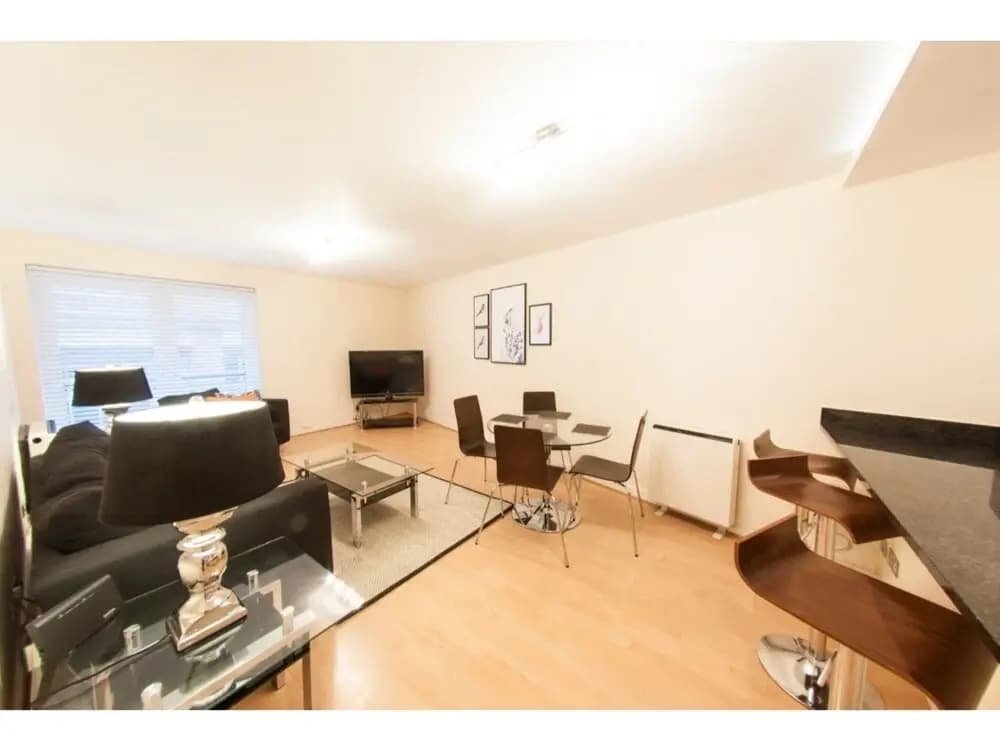 Bright, Classy 2BR Riverside Flat for 4 - photo 5
