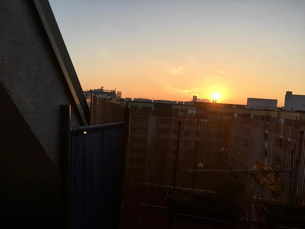 Dachgeschosswohnung mit kostenlosem Parkplatz ! - photo 1