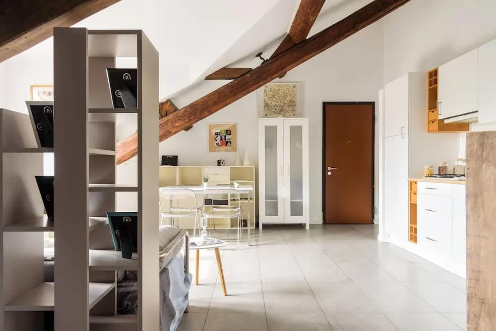 JOIVY Classic Top-Floor Studio By Park - photo 2