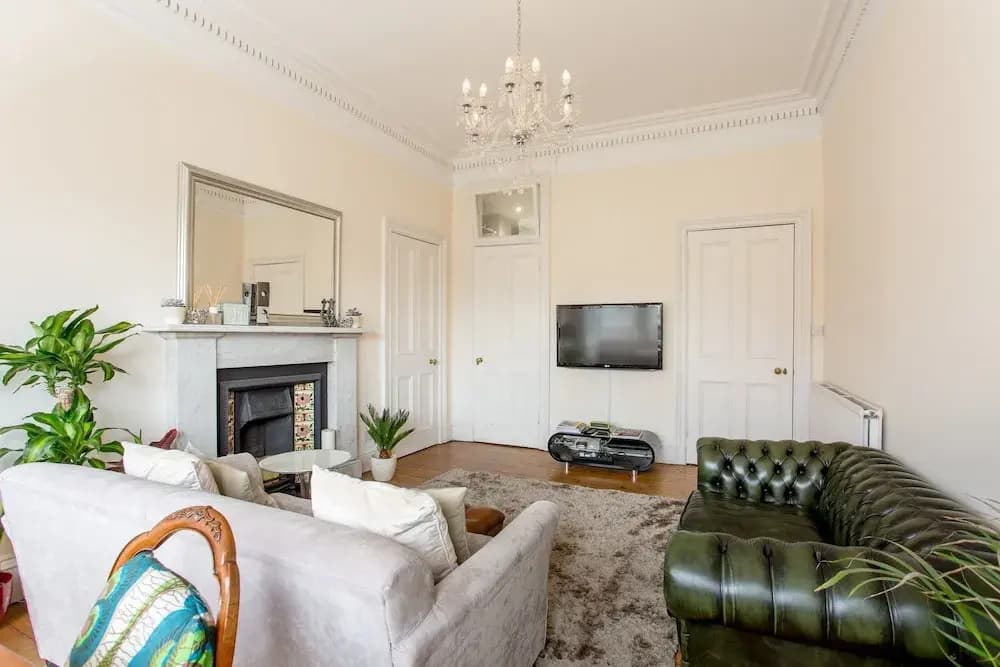 2 Bedroom Flat in Edinburgh - photo 2