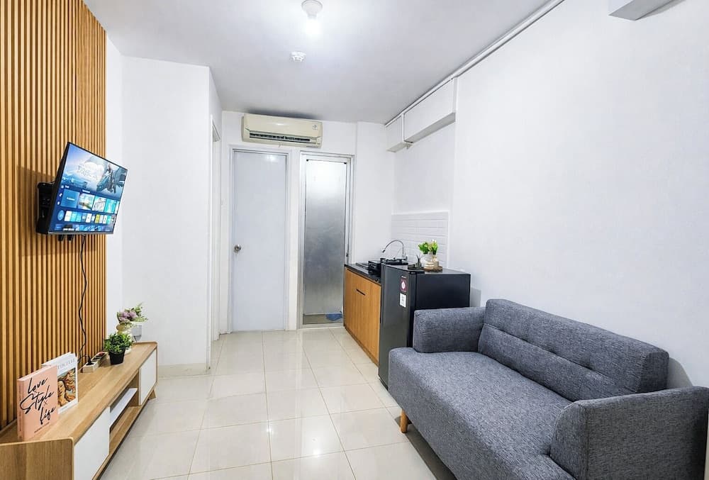 Cozy White 2Br At Bassura City Apartment - photo 1